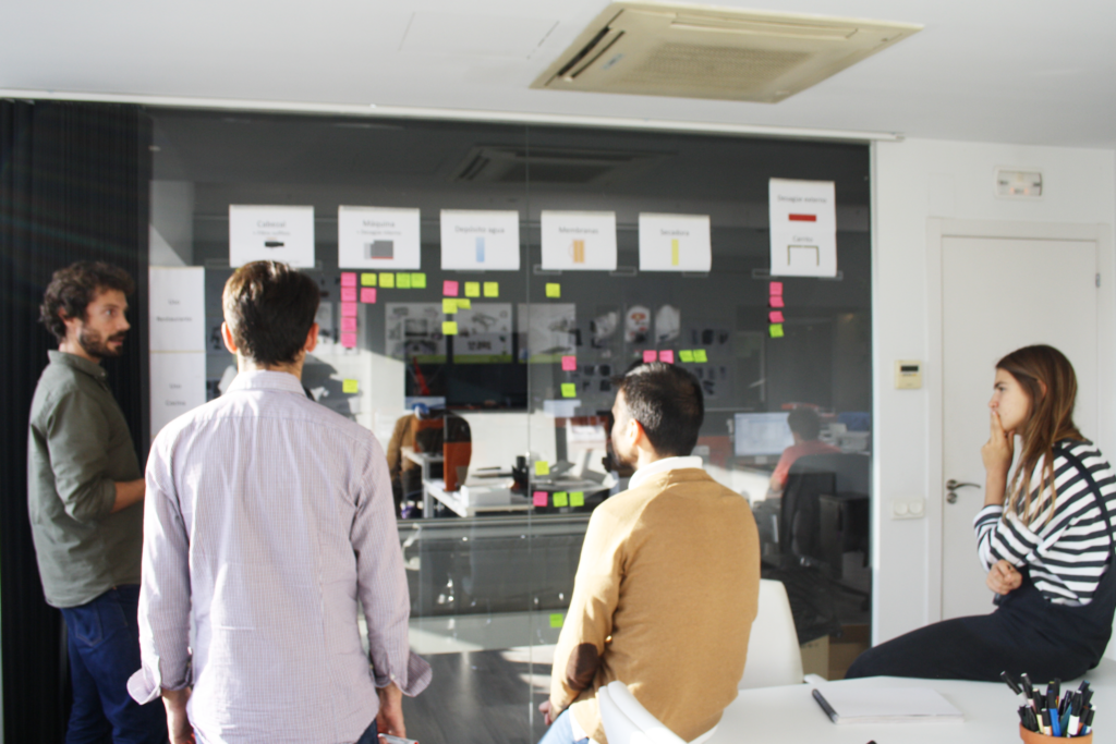 Equipo de I-MAS diseñando la experiencia UX/UI de un producto conectado