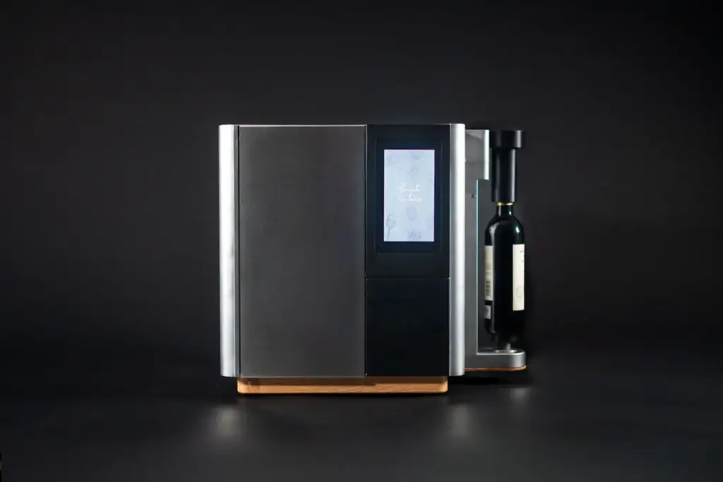 Alacarte Ventures wine alcohol graduation adjustment machine, featuring a touchscreen and a clear view of the bottle.