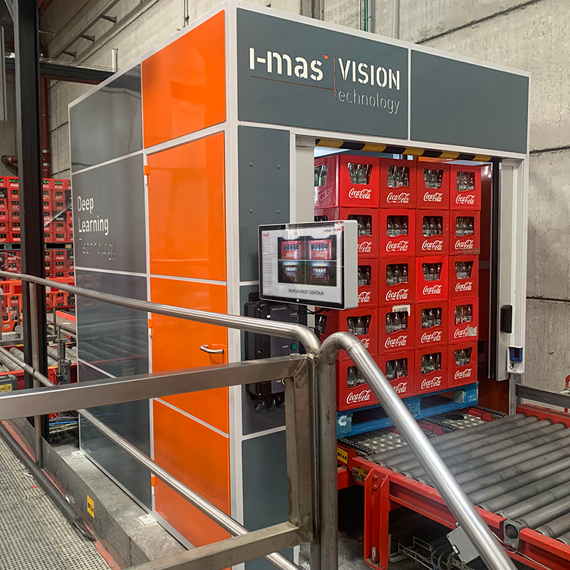 Equipo i-mas Vision inspeccionando un palé de cajas de bebidas sobre transportadores de rodillos