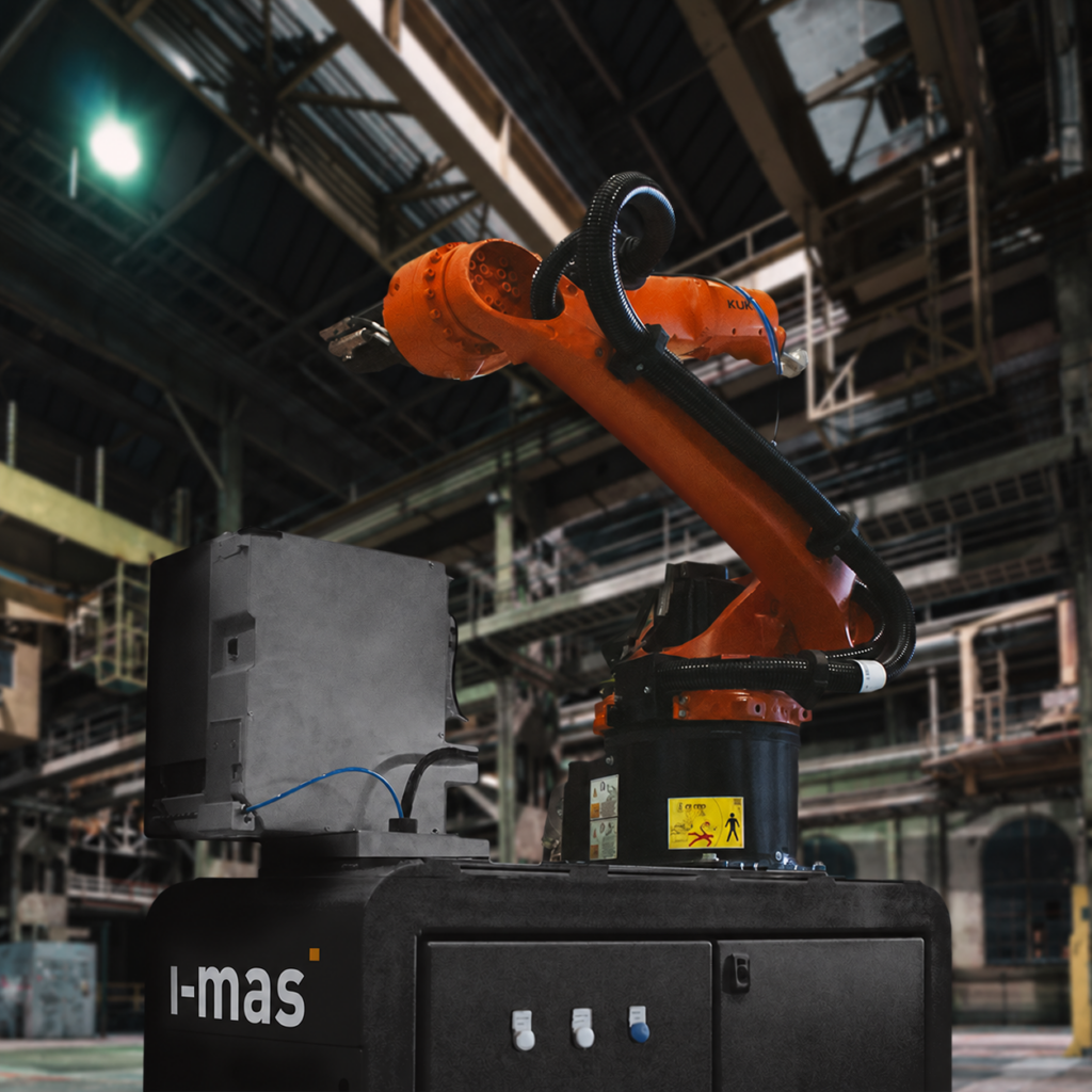 Robot industrial KUKA integrado en una célula de automatización de i-mas