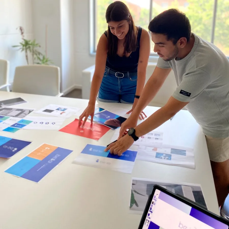 Equipo de i-mas revisando pantallas impresas