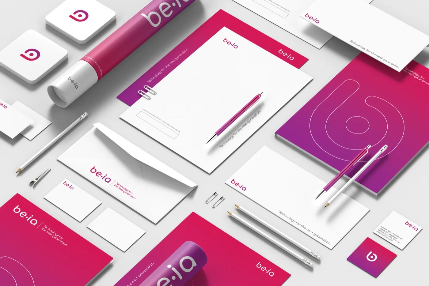 Papelería y aplicaciones de la identidad de be·ia