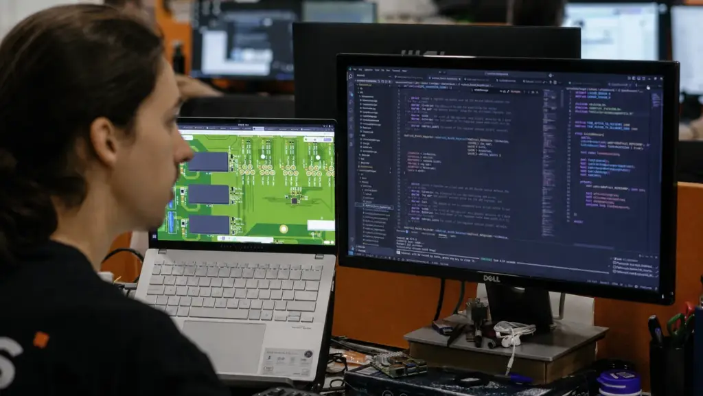 Electrónica, firmware y PCB en la oficina técnica de I-MAS