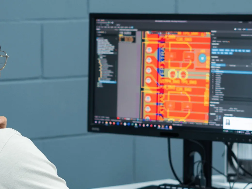 Ingeniero de i-mas revisando el layout de una PCB en pantalla