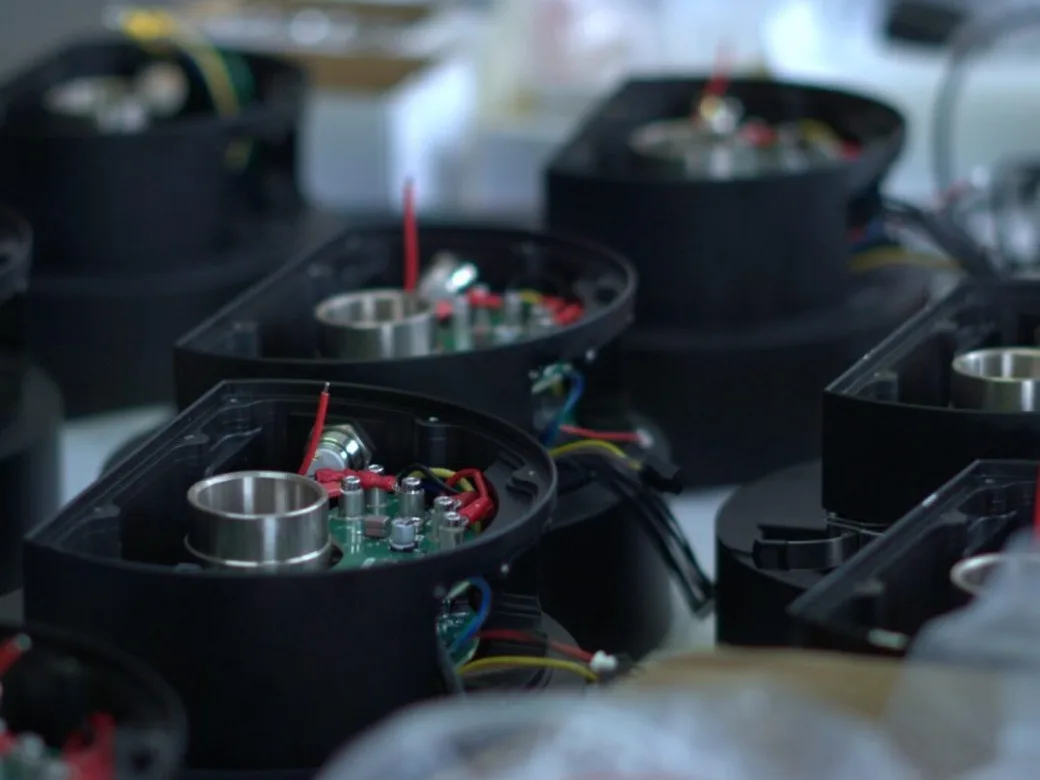 Serie de equipos en producción con la PCB montada y cableada dentro de la carcasa