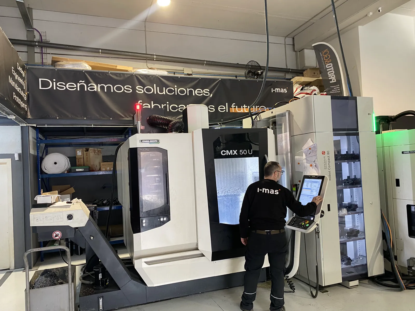 Máquina de mecanizado CNC en funcionamiento