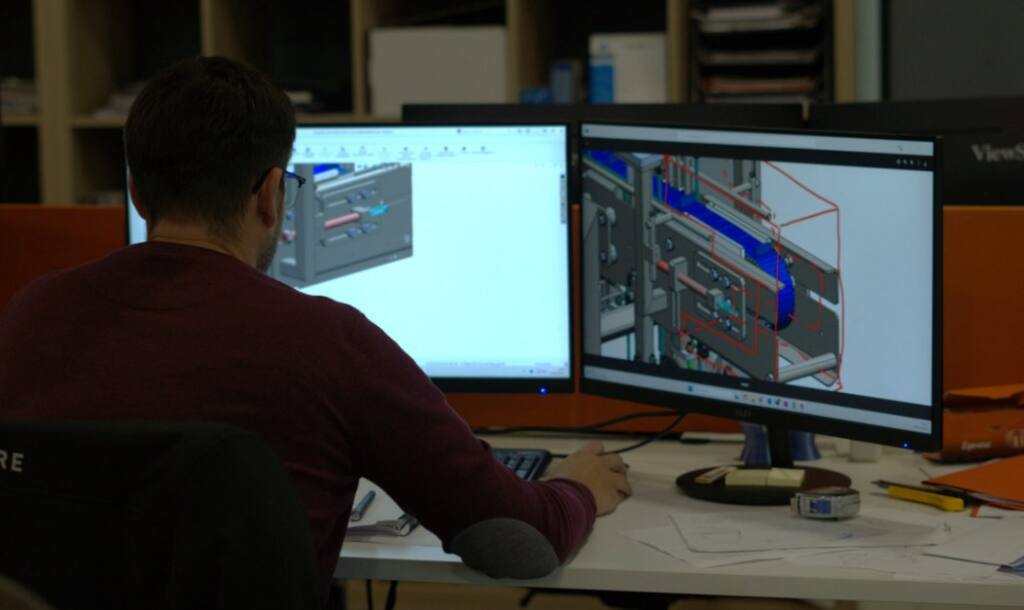 Ingeniero de i-mas trabajando con un modelo 3D en dos pantallas