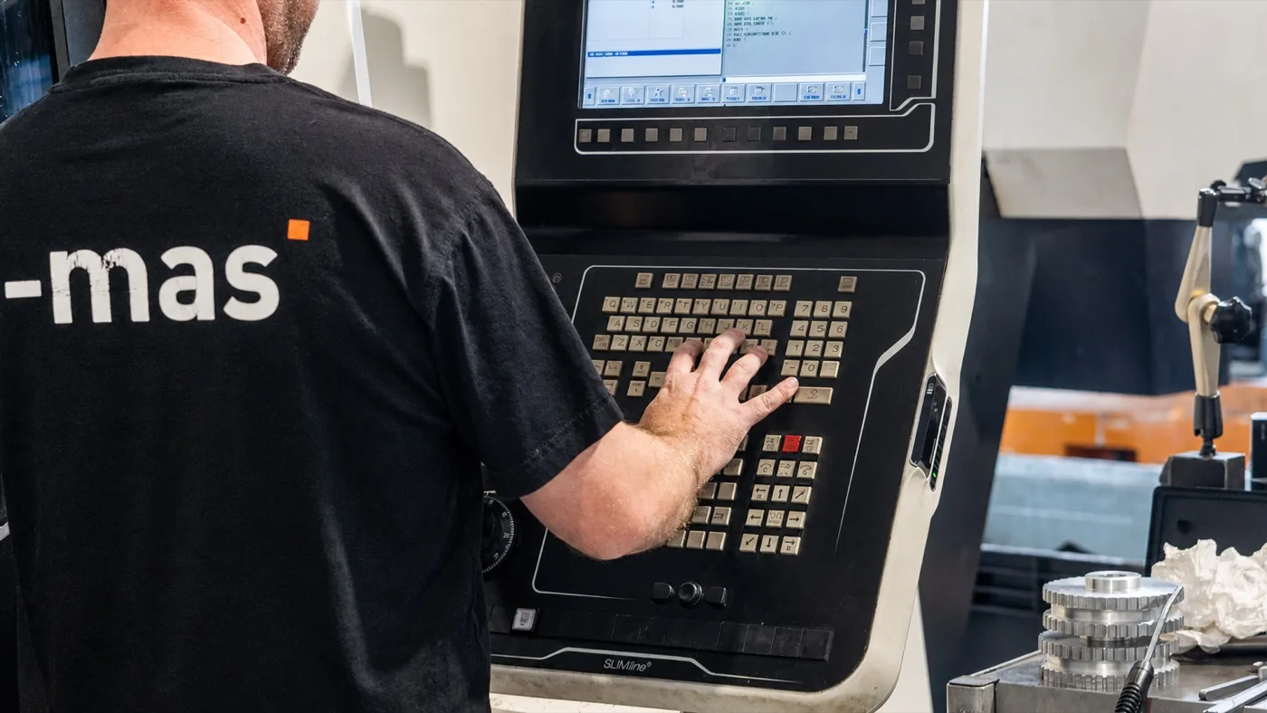 Técnico de i-mas en la consola de un centro de mecanizado CNC