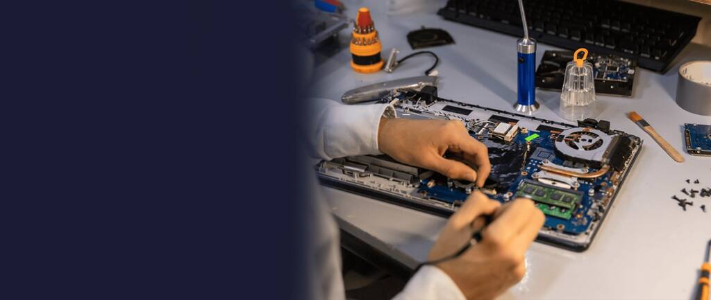Técnico montando componentes electrónicos sobre una placa en el laboratorio de i-mas
