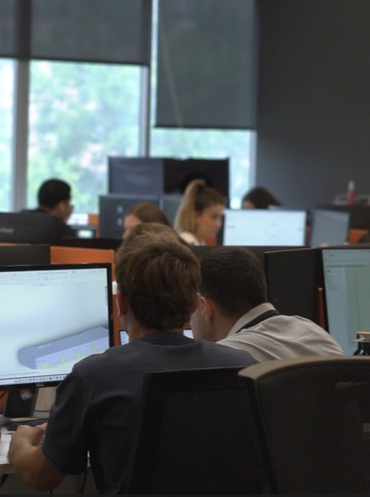 Equipo de ingeniería de i-mas trabajando en la oficina