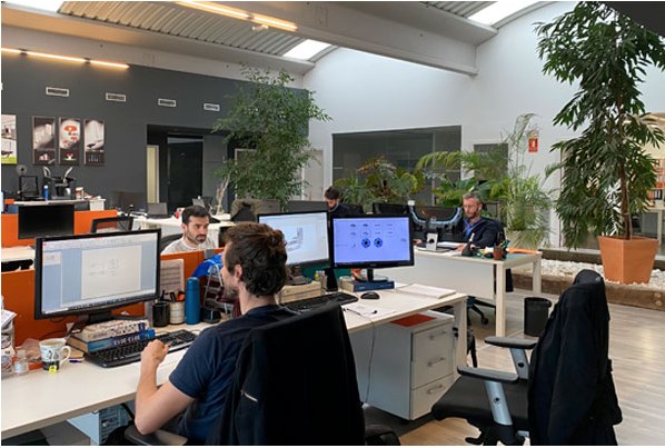 Vista de la oficina de ingeniería de i-mas con los puestos de trabajo