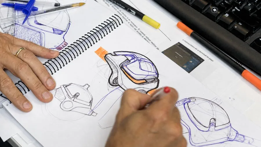 Bocetos de producto dibujados a mano sobre papel