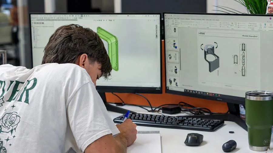 Modelado CAD de una pieza en la oficina técnica de i-mas