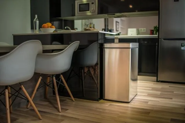 Qube smart trash can by Contenur in a kitchen