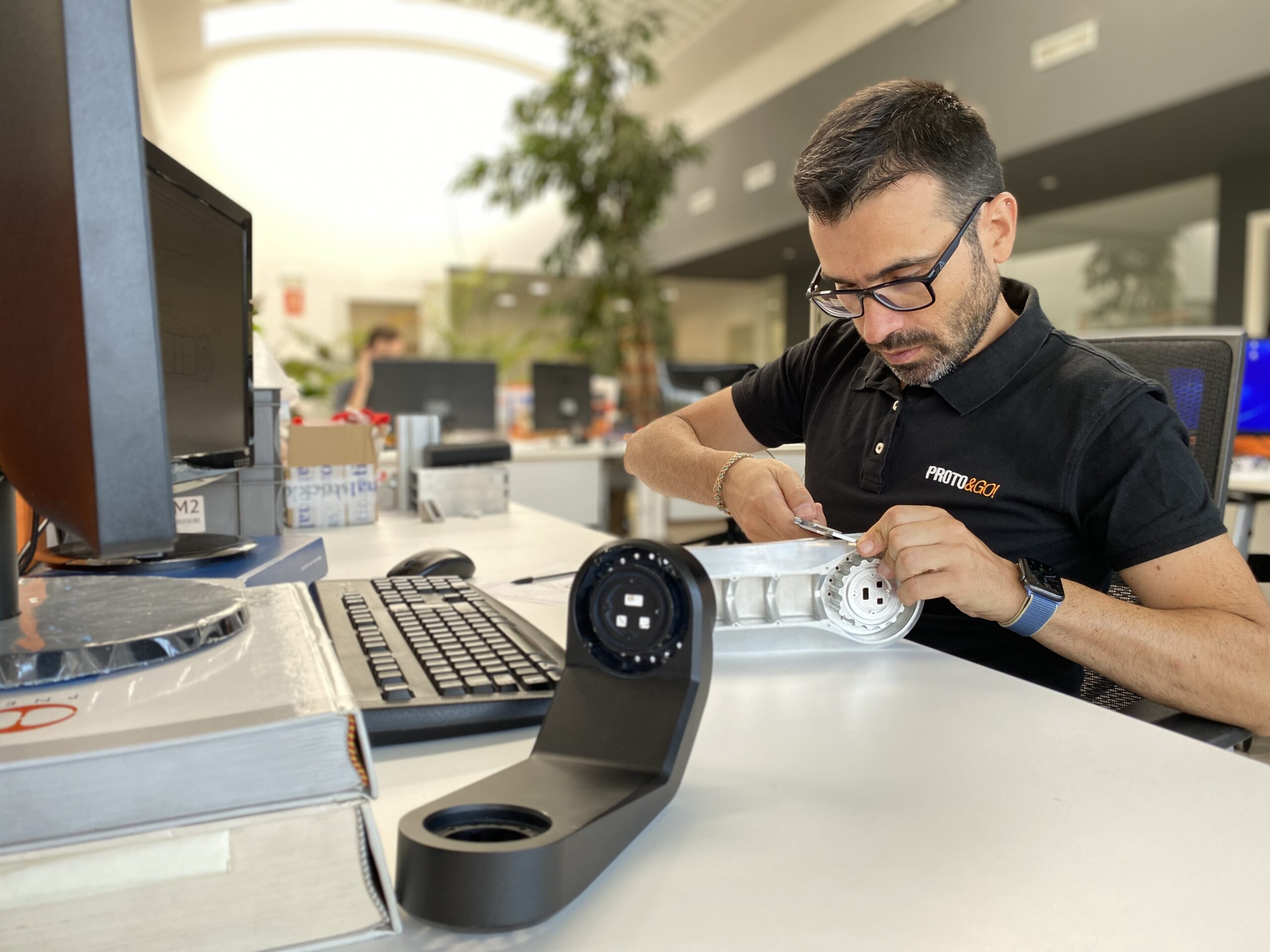 Ingeniero con prototipo