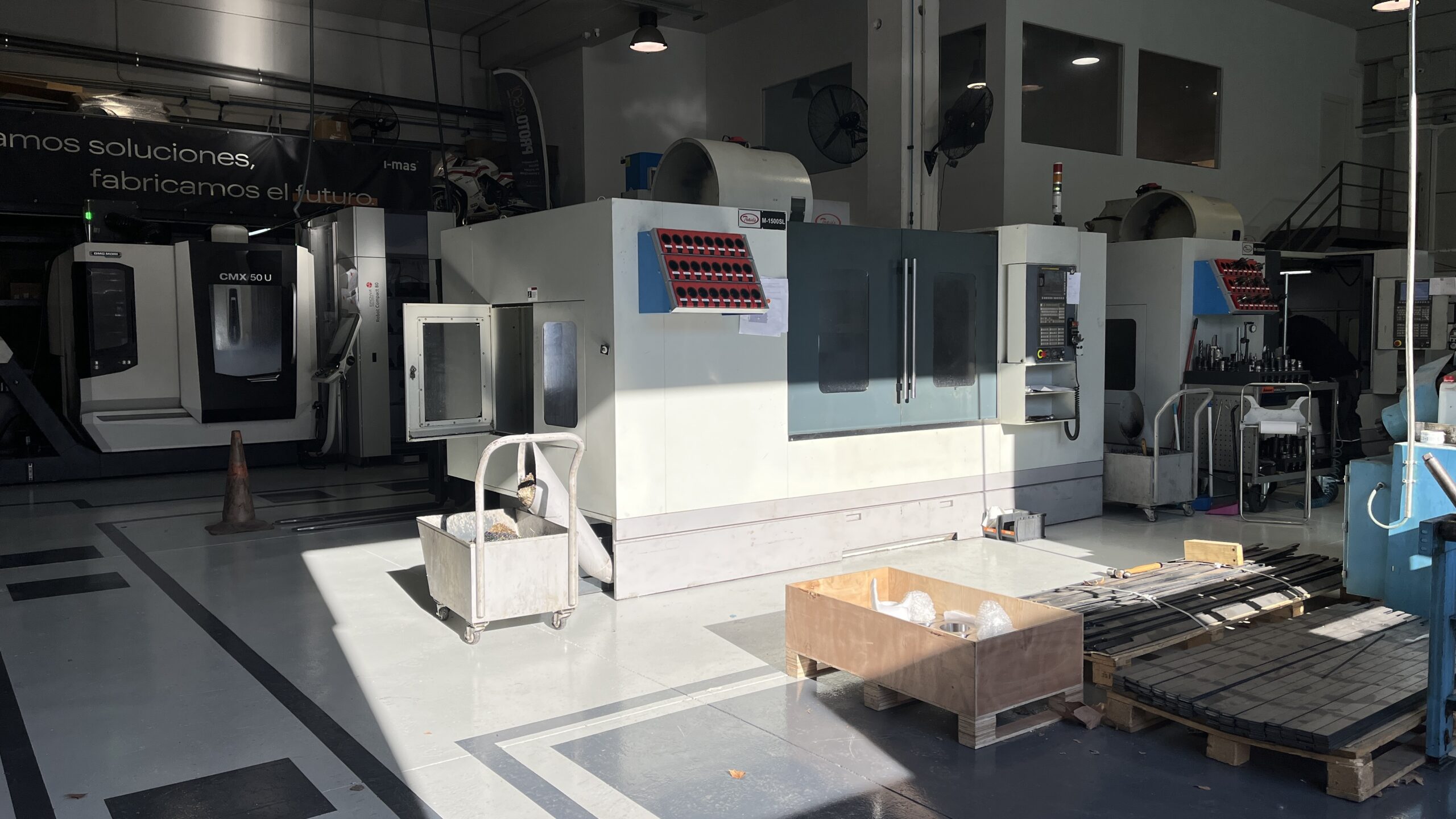 En este momento estás viendo Tendencias en el Mecanizado CNC para 2025: multieje, automatización avanzada y fabricación híbrida 