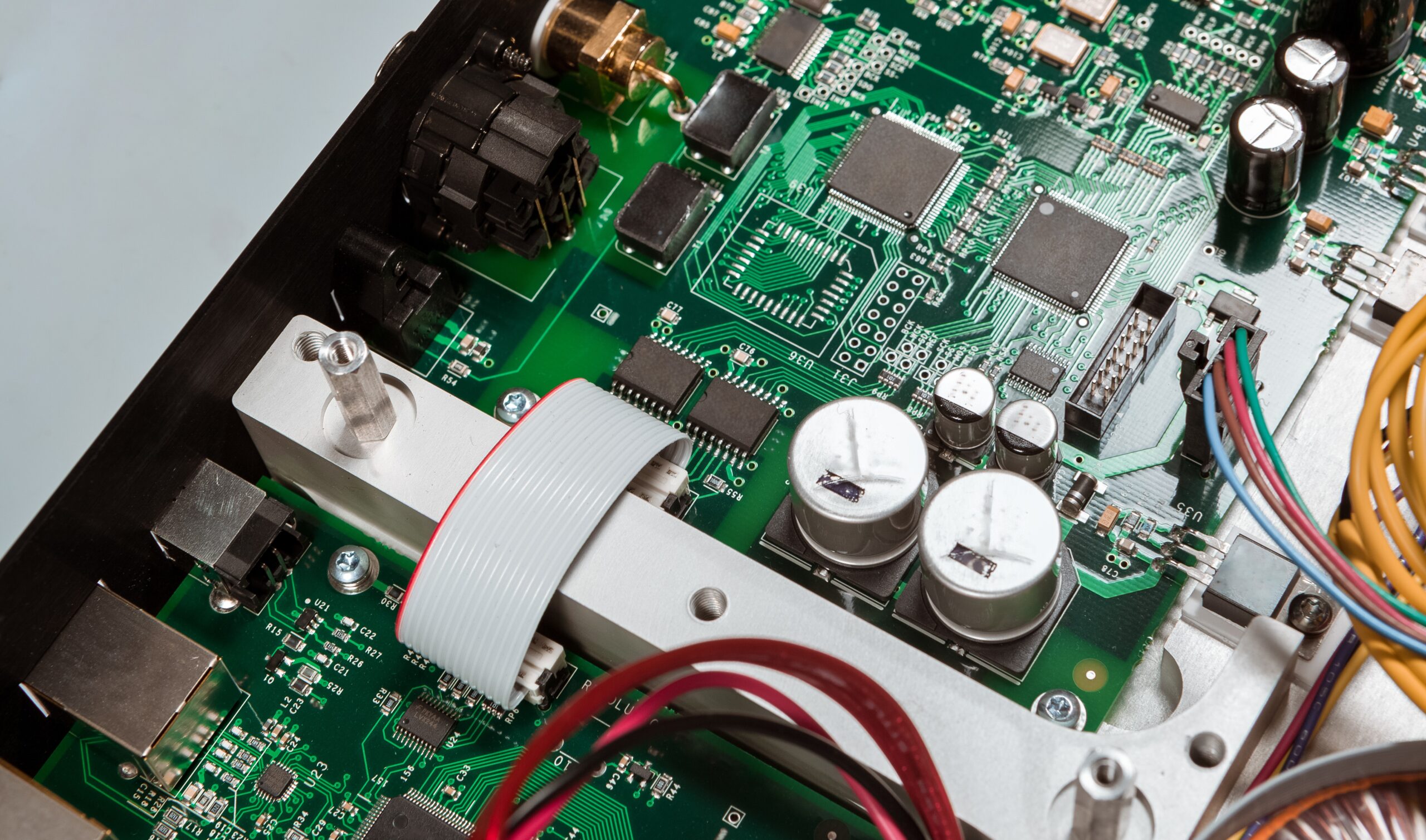 Lee más sobre el artículo Los cuellos de botella más comunes en fabricación electrónica 